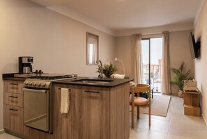 Fridge, microwave, stovetop, coffee/tea maker - Mr. W | Comfortable apartment in GDL center (Guadalajara)