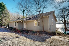 Exterior - Smith Mountain Bliss - Spacious waterfront house w/patio, deck, fire pit & grill (Moneta)