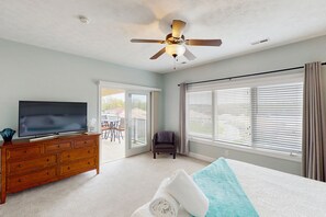 3 bedrooms, iron/ironing board, free WiFi, bed sheets - Siesta Sunset Retreat - Spacious lakefront townhouse w/shared pool, hot tub & tennis courts (Moneta)