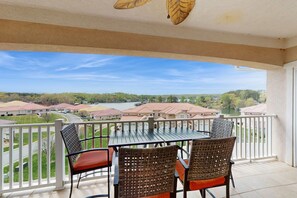 Outdoor dining - Siesta Sunset Retreat - Spacious lakefront townhouse w/shared pool, hot tub & tennis courts (Moneta)