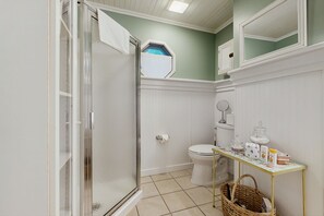 Shower, hair dryer, towels - The Cottage at Sunset - Serene cottage with fishing dock, lake view (Moneta)