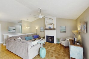 Living area - Beautiful & pet-friendly lake house with incredible views and dock (Moneta)