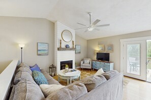 TV, fireplace, table football - Wet Feet Retreat - Beautiful lake house with incredible views and dock (Moneta)