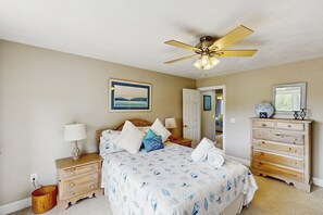 Room - Beautiful & pet-friendly lake house with incredible views and dock (Moneta)