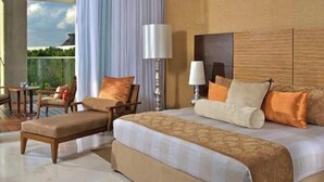 Quarto de hotel com cama, escrivaninha, cadeira e vista para o exterior.
