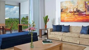 Uma sala de estar moderna com um sofá, uma mesa de centro e um quadro na parede.