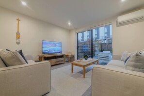 TV - 2BR in Salisbury with Garden Retreat (Christchurch)