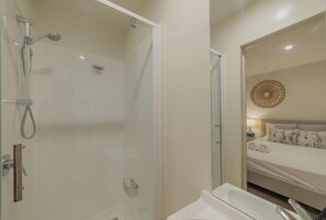 Shower, hair dryer, towels, shampoo - 2BR in Salisbury with Garden Retreat (Christchurch)