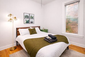 Room - Group Friendly 4BR Condo Near United Center and University of Illinois Chicago (Chicago)