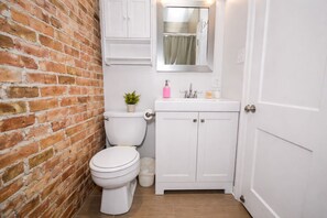 Bathroom - Group Friendly 4BR Condo Near United Center and University of Illinois Chicago (Chicago)