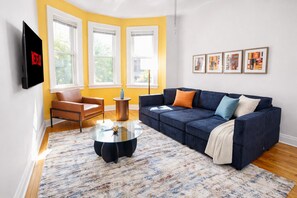 Living area - Group Friendly 4BR Condo Near United Center and University of Illinois Chicago (Chicago)