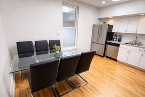 Dining - Group Friendly 4BR Condo Near United Center and University of Illinois Chicago (Chicago)