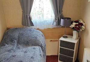 3 bedrooms, iron/ironing board, bed sheets - 122 Happy Days South Chapel St Leonards (Skegness)