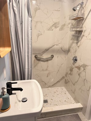 Hair dryer, towels, soap, toilet paper - Ocean view cozy Stay 1 (Hull)