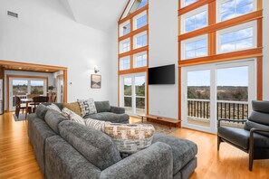 Living area - Across the street from Sagamore Beach & Dog Friendly (Sandwich)