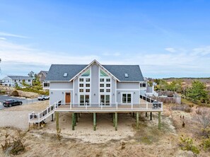 Exterior - Across the street from Sagamore Beach & Dog Friendly (Sandwich)