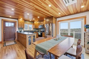 Fridge, microwave, oven, stovetop - Across the street from Sagamore Beach & Dog Friendly (Sandwich)
