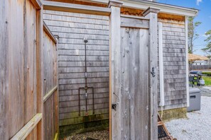 Property grounds - The Coast: Cozy Cape Escape in Dennis Port (Dennis Port)