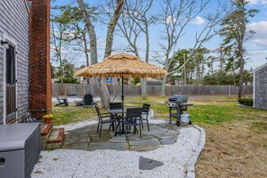 Outdoor dining - The Coast: Cozy Cape Escape in Dennis Port (Dennis Port)