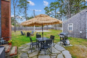 Outdoor dining - Charming Cape Cottage in Dennis Port (Dennis Port)