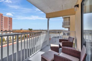 Property grounds - Seaside 66 #200, Cozy one bedroom, steps to the beach (Ocean City)