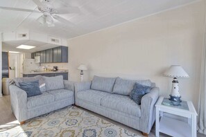 TV - Seaside 66 #200, Cozy one bedroom, steps to the beach (Ocean City)