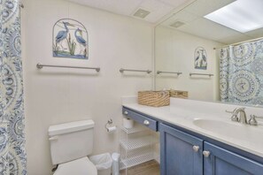 Shower, towels, shampoo - Seaside 66 #200, Cozy one bedroom, steps to the beach (Ocean City)