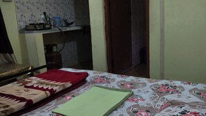 Iron/ironing board, WiFi, bed sheets - Superb 1-bedroom studio in vibrant Vrindavan for your stay near Iskcon Vrindavan (Vrindavan)