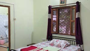 Iron/ironing board, WiFi, bed sheets - Superb 1-bedroom studio in vibrant Vrindavan for your stay near Iskcon Vrindavan (Vrindavan)