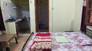 Iron/ironing board, WiFi, bed sheets - Superb 1-bedroom studio in vibrant Vrindavan for your stay near Iskcon Vrindavan (Vrindavan)