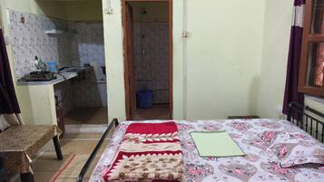 Iron/ironing board, WiFi, bed sheets