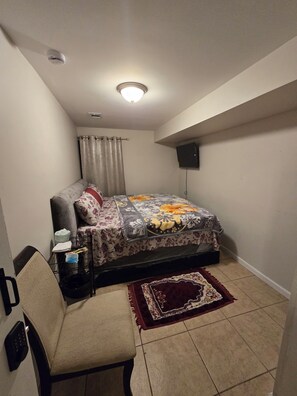 Room - 2-bedroom apartment 2 king bed, 1 bath in Newark (Newark)