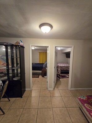 Room - 2-bedroom apartment 2 king bed, 1 bath in Newark (Newark)