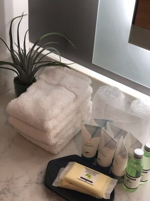 Towels, soap, toilet paper - Dawn Beach Club (St marteen)