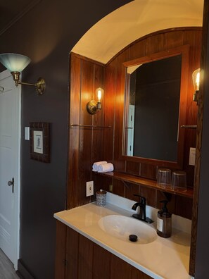 Bathroom - The Headlands Hideaway (Fort Bragg)