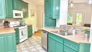 Private kitchen - Cozy Family Acton Retreat Backyard fun (Acton)