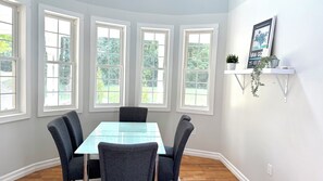 Dining - Cozy Family Acton Retreat Backyard fun (Acton)