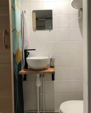 Haartrockner, Handtücher, Seife, Toilettenpapier