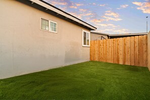 Property grounds - Spacious 4-bedroom house in beautiful La Mesa with AC (La Mesa)