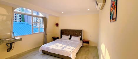 Deluxe Double Room, 1 King Bed, City View | Private kitchenette