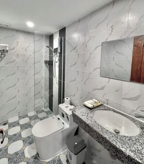 Deluxe studio suite, 1 kingsize bed, uitzicht op de stad | Badkamer | Een douche, handdoeken, zeep, shampoo