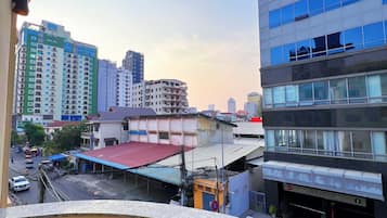 Chambre Double Deluxe, 1 trĂšs grand lit, vue ville | Terrasse/Patio