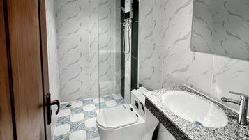 Habitación Deluxe, balcón, vista a la ciudad | Baño