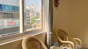 Suite Studio Deluxe, 1 trĂšs grand lit, vue ville | Vue de la chambre