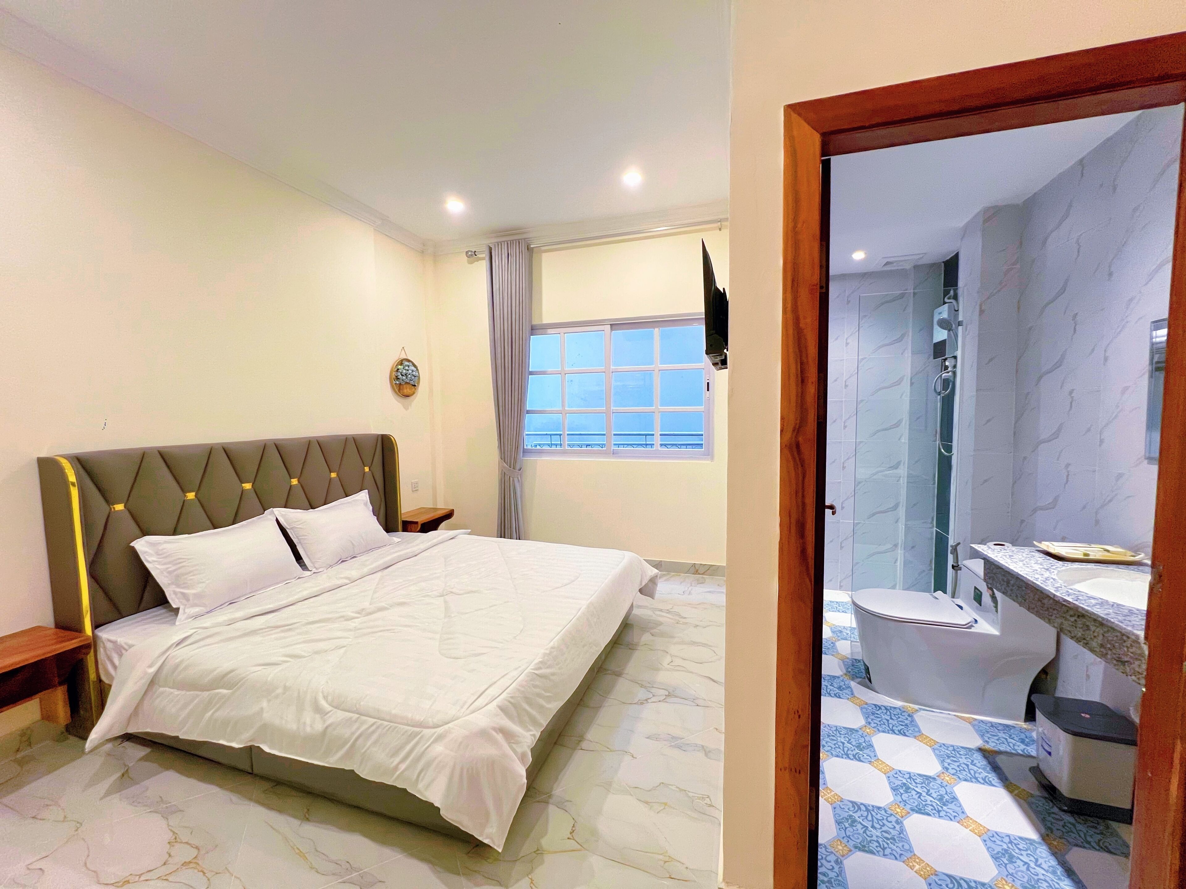 Standard Room, 1 King Bed, Private Bathroom