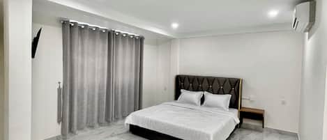 Deluxe Studio Suite, 1 King Bed, City View