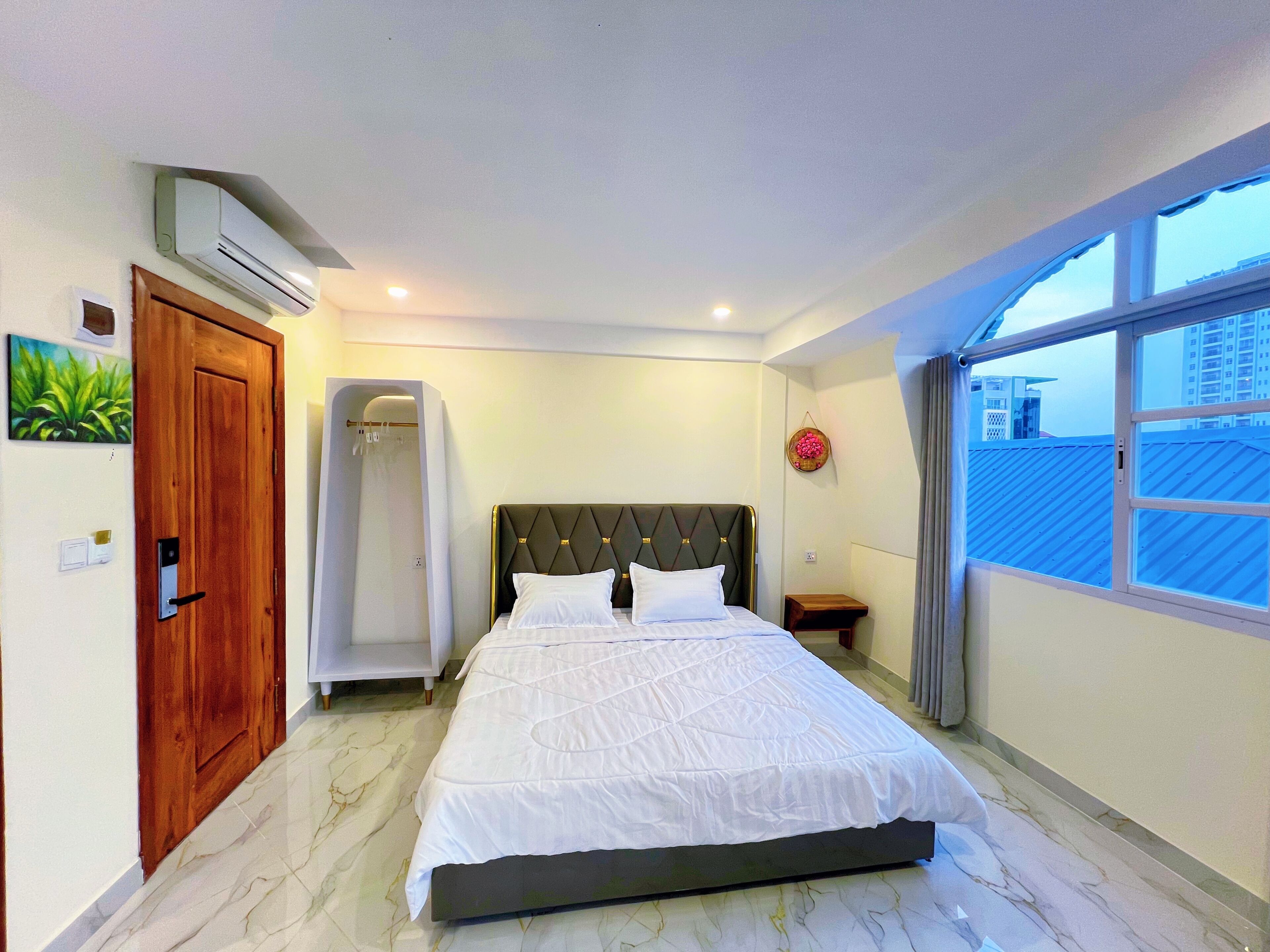 Deluxe Studio Suite, 1 King Bed, City View