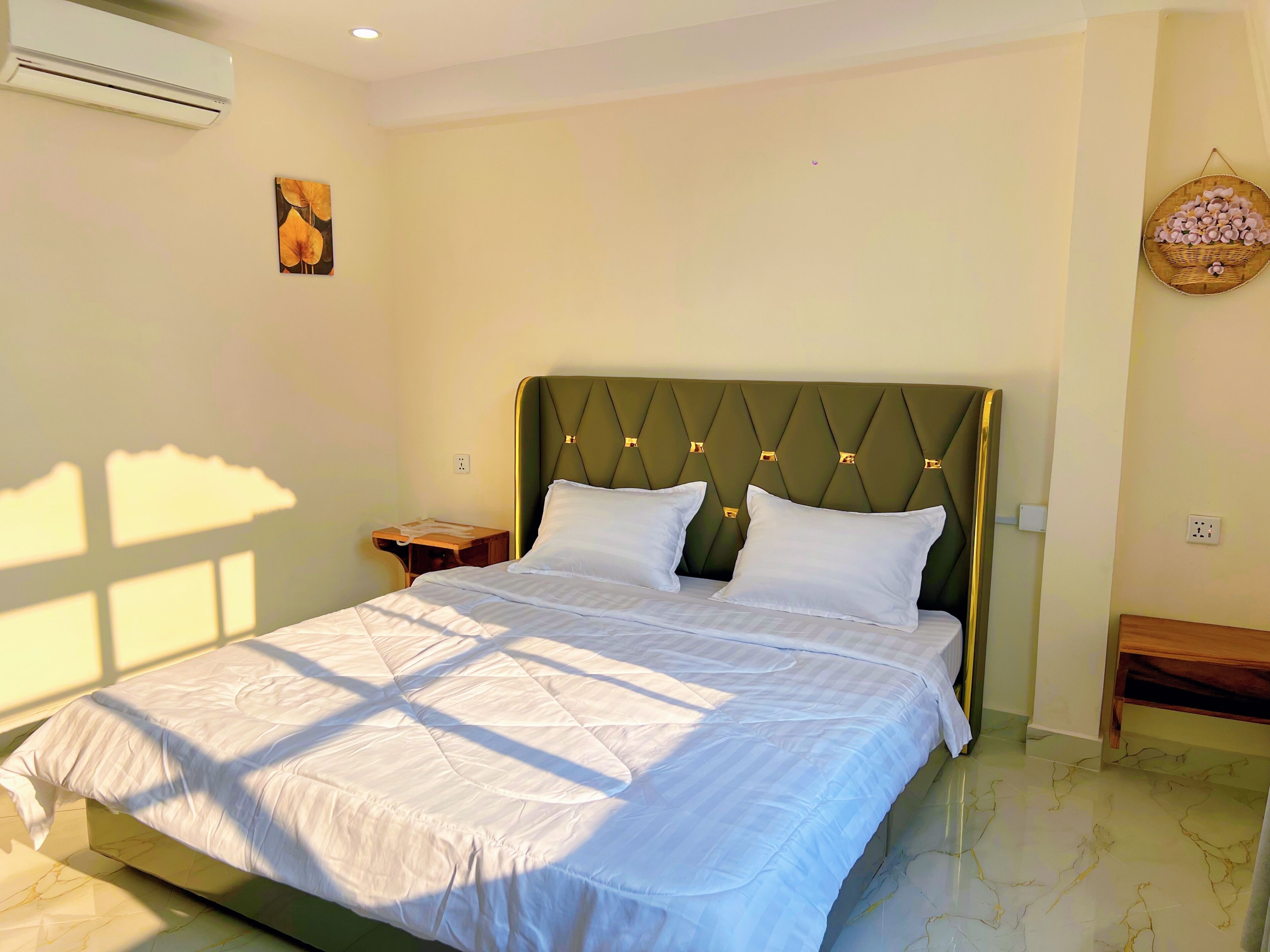 Deluxe Double Room, 1 King Bed, City View | Free WiFi, bed sheets