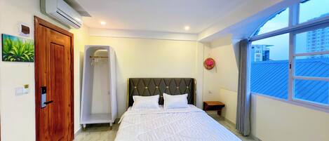 Deluxe Studio Suite, 1 King Bed, City View