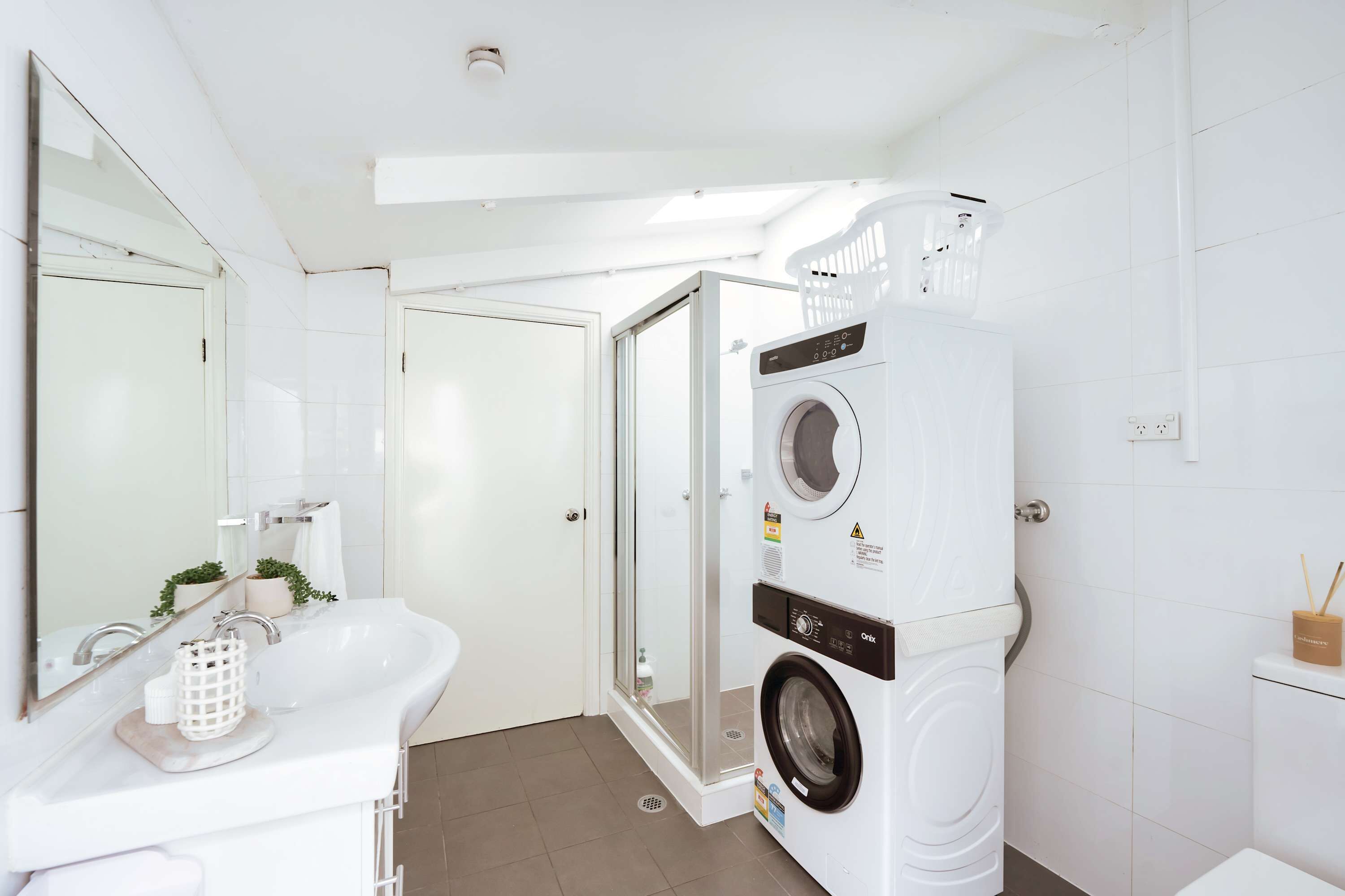 Shower, hair dryer, towels, shampoo